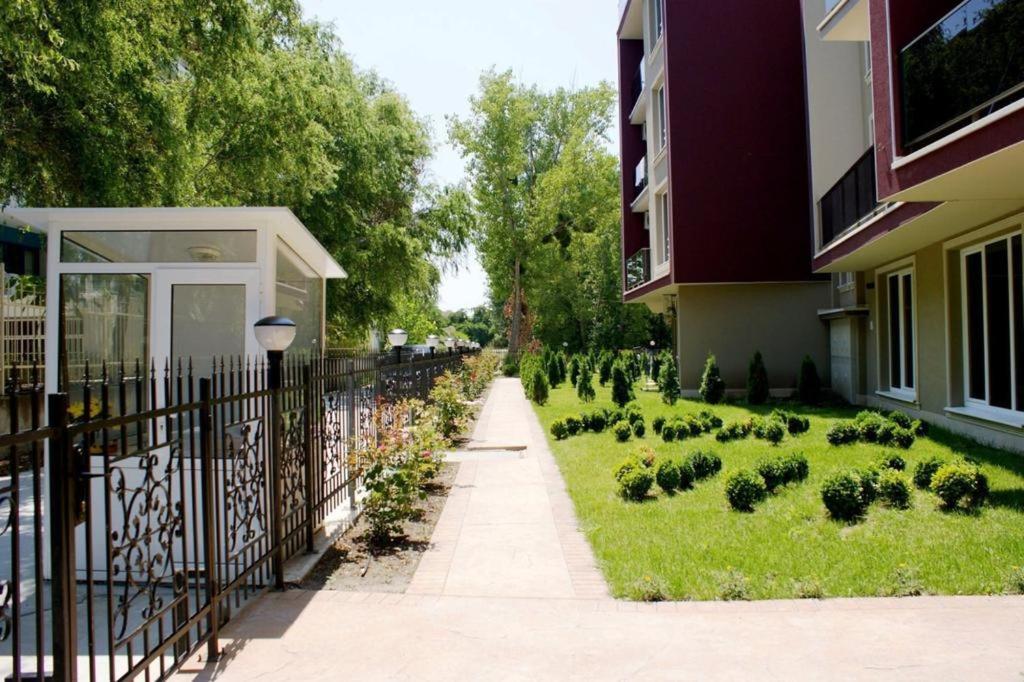 Уютные Апартаменты Vip Park Slântsjev Brjag Eksteriør bilde